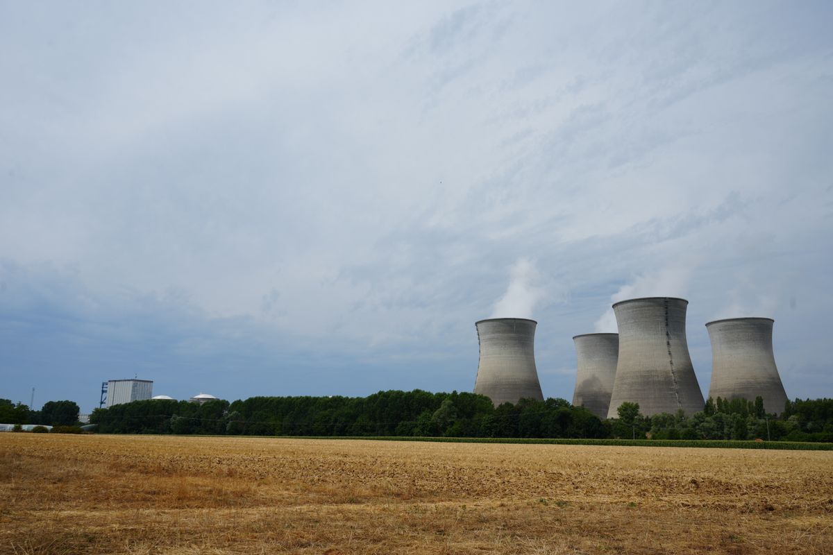 A franciaországi atomerőművek teljesítményét le kell tekerni (Fotó: STRINGER / ANADOLU)