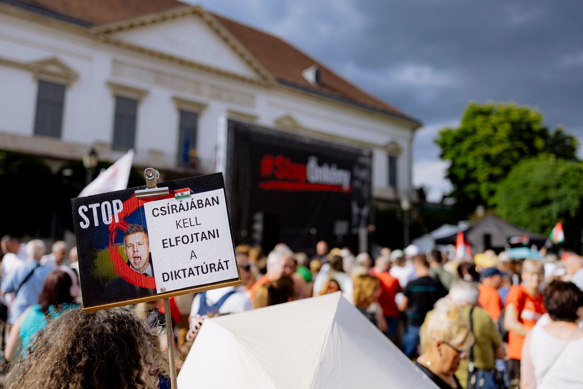 Sándor palota demonstráció
STOP önkény tüntetés