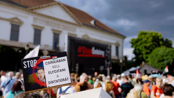 Sándor palota demonstráció
STOP önkény tüntetés