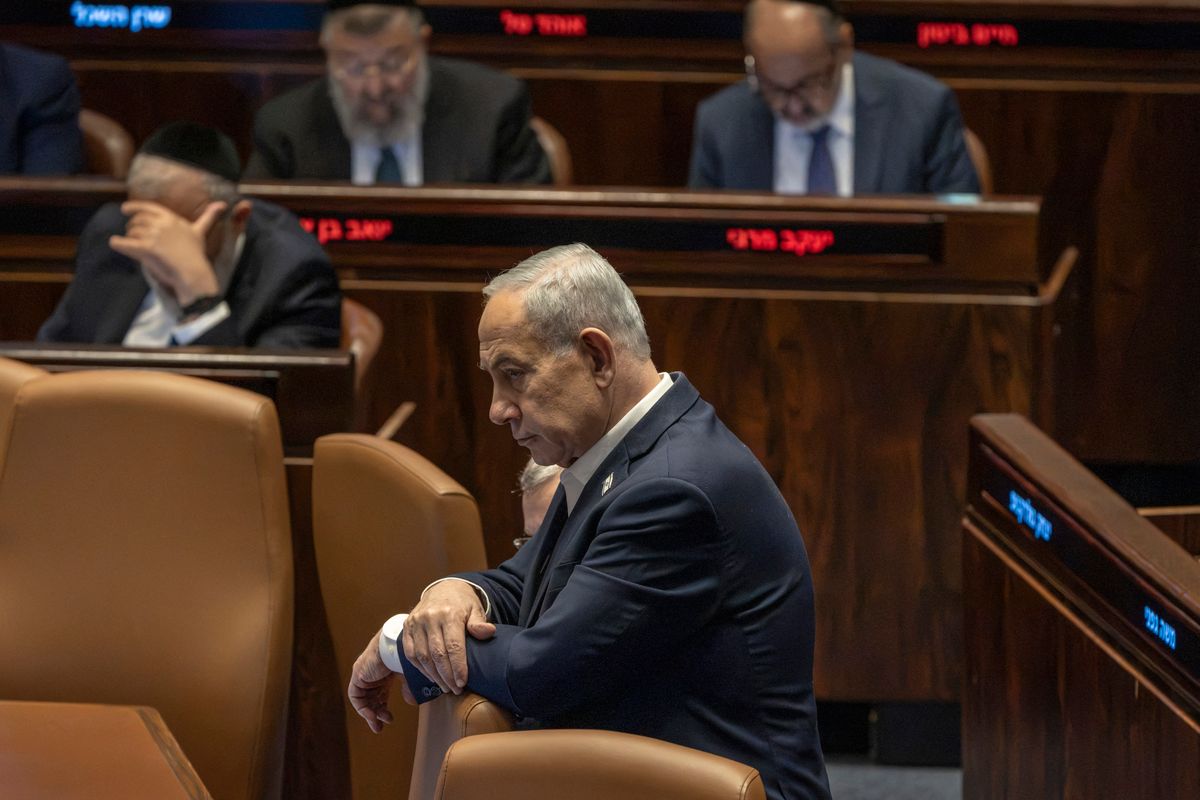 Benjamin Netanjahu a kneszetben.