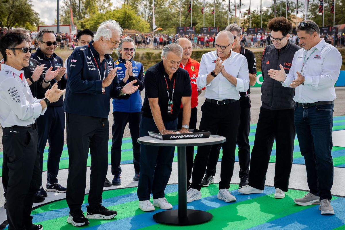 Több kiválóság mellett Jean Alesi is megörökítette a kézlenyomatát a Hungaroringen. Hatalmas az érdeklődés, a vasárnapi futamra már nincs jegy a Magyar Nagydíjon
