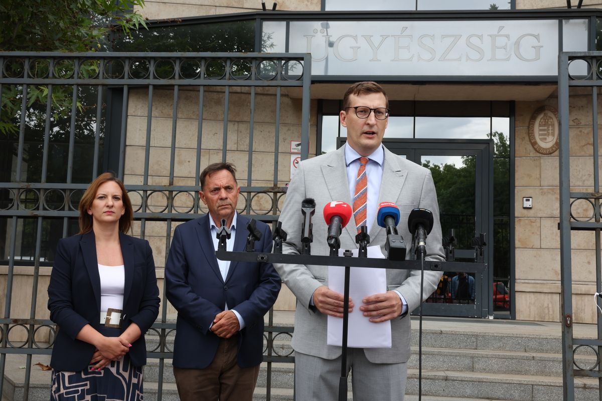 Hegedűs Barbara, Pócs János és Panyi Miklós (Fidesz) országgyűlési képviselő sajtótájékoztatót tart "Feljelentés a tiszás propagandacélokra felhasznált 11 éves Martin ügyében" címmel.
Központi Nyomozó Főügyészség