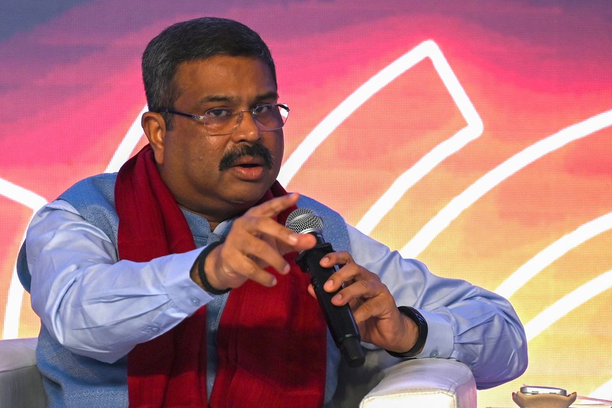 A "csótányok" miatt lemondott Dharmendra Pradhan.