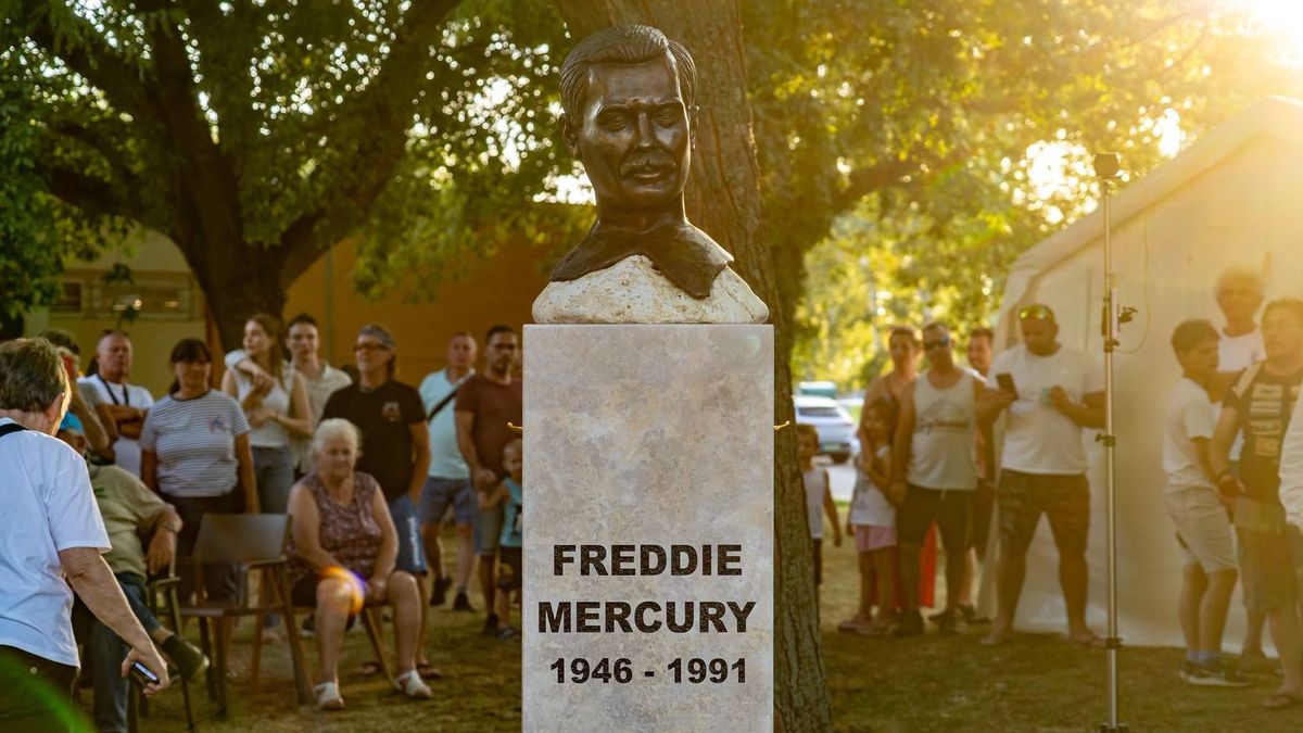 A világ harmadik köztéri Freddie Mercury szobrát avatták fel Balatonszemesen