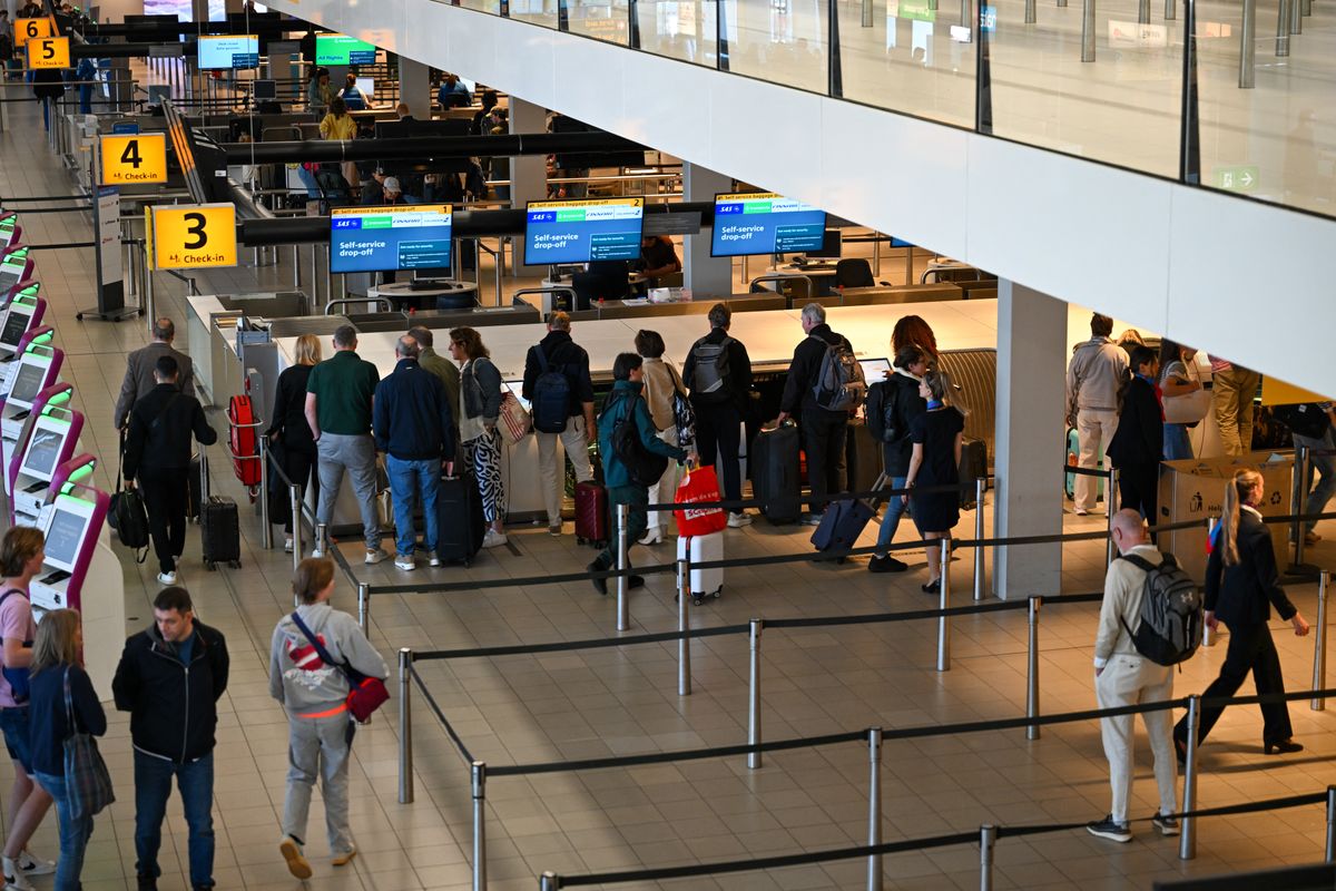 AMSTERDAM, NETHERLANDS - APRIL 23: Crowds of passengers gathered at passport control areas at Amsterdam Airport Schiphol following the introduction of a new European digital border control system in Amsterdam, Netherlands on April 23, 2026. Travelers experienced long queues and slower processing times as authorities implemented the updated system across EU entry points, with delays expected to increase significantly during the upcoming holiday season. Mouneb Taim / Anadolu (Photo by Mouneb Taim / Anadolu via AFP)