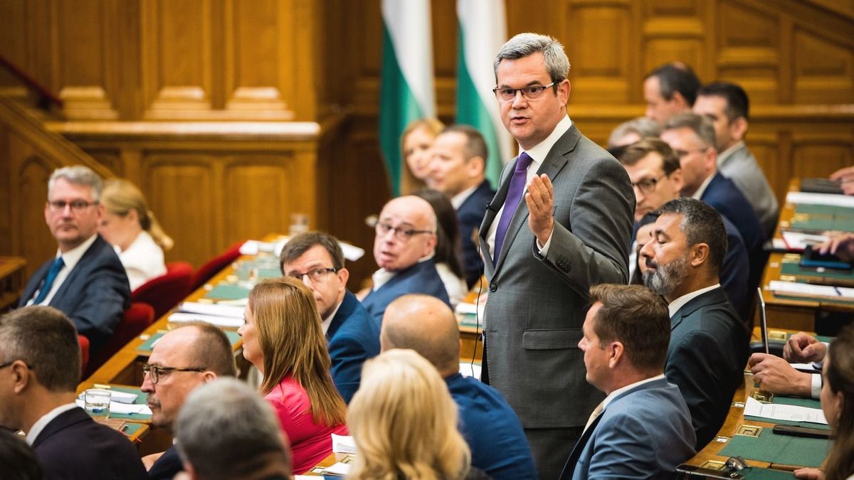 Parlamenti szájzár: ezúttal Takács Péterbe fojtották bele a szót