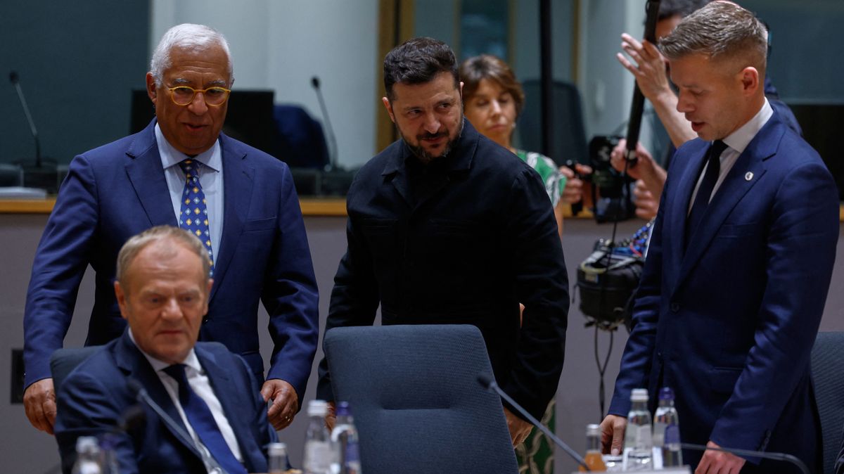 Volodimir Zelenszkij Ukrajna elnöke és Magyar Péter egy uniós találkozón