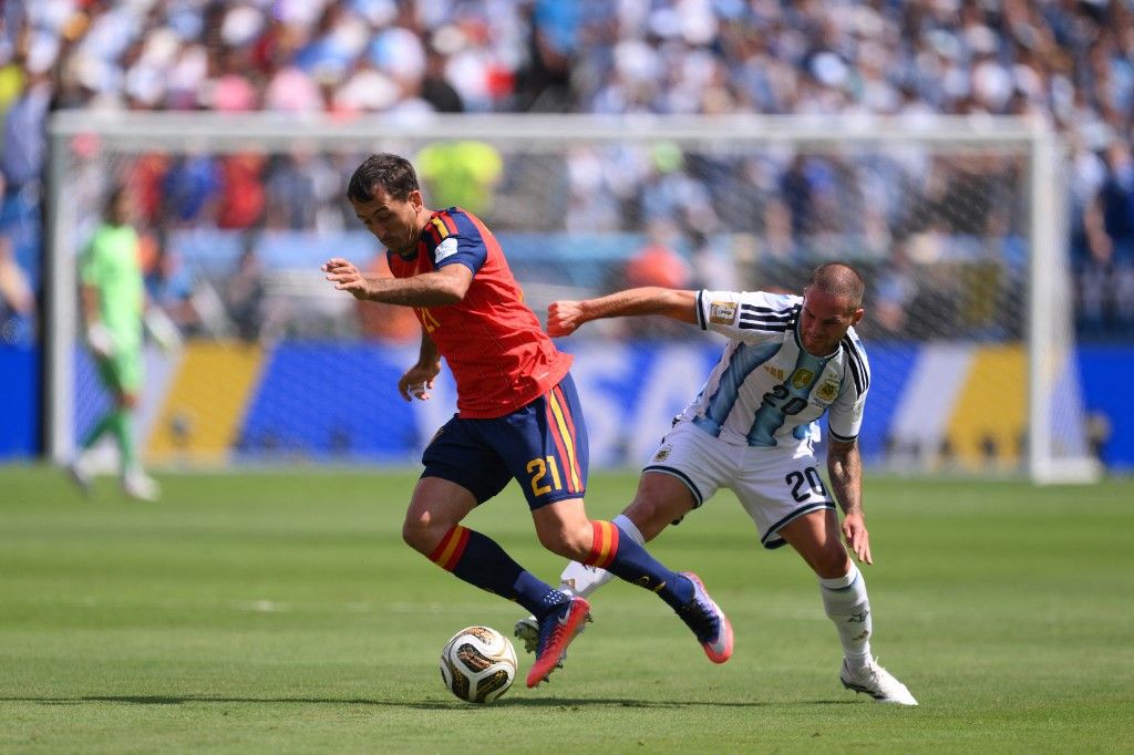 EAST RUTHERFORD, NEW JERSEY - JULY 19: Mikel Oyarzabal #21 of Spain controls the ball against Alexis Mac Allister #20 of Argentina during the FIFA World Cup 2026 Final match between Spain and Argentina at New York New Jersey Stadium on July 19, 2026 in East Rutherford, New Jersey. David Ramos/Getty Images/AFP (Photo by David Ramos / GETTY IMAGES NORTH AMERICA / Getty Images via AFP)