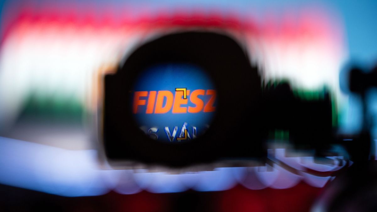 Otthonából vitték el a rendőrök a Fidesz egyik munkatársát az NKA-ügy miatt