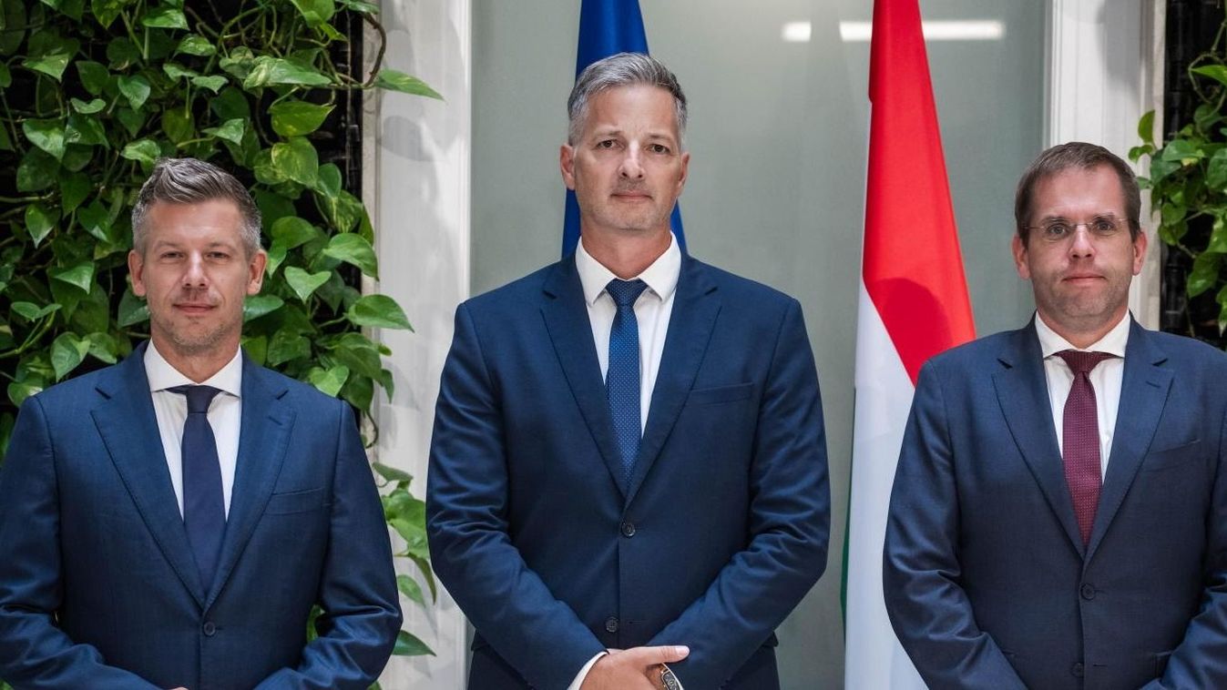 Magyar Péter miniszterelnök, Szeverényi Dávid KEHI elnök, Ruff Bálint Miniszterelnökséget vezető miniszter