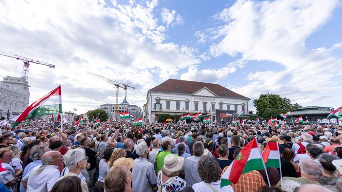 Sándor palota demonstráció
STOP önkény tüntetés