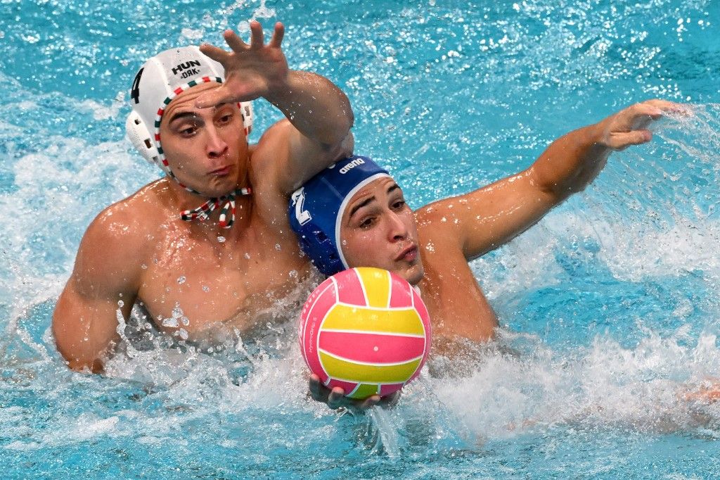 Greeces Aristeidis Chalyvopoulos (R) and Hungarys Akos Nagy struggle for the ball during the mens final at the 2026 World Aquatics Water Polo World Cup Finals at the Sydney Aquatic Centre in Sydney on July 26, 2026. (Photo by SAEED KHAN / AFP) / --IMAGE RESTRICTED TO EDITORIAL USE - STRICTLY NO COMMERCIAL USE--
