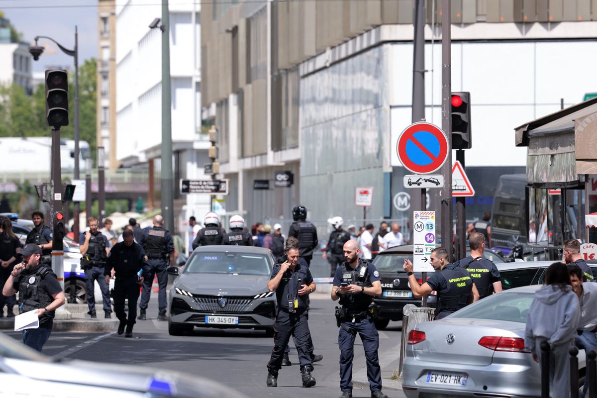 A rendőrök elfogták a késes támadót, aki várandós nőket késelt meg (Fotó: KENZO TRIBOUILLARD / AFP)