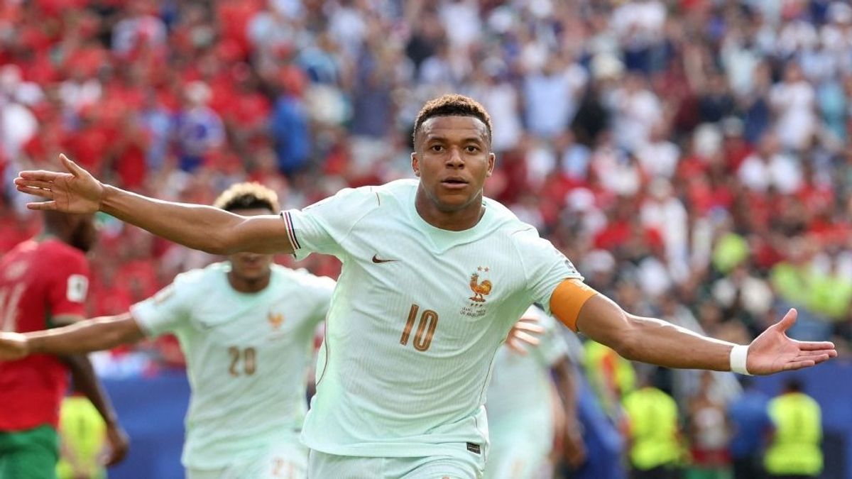 A francia, aki kölcsöncipőben még Mbappét is elhomályosítja
