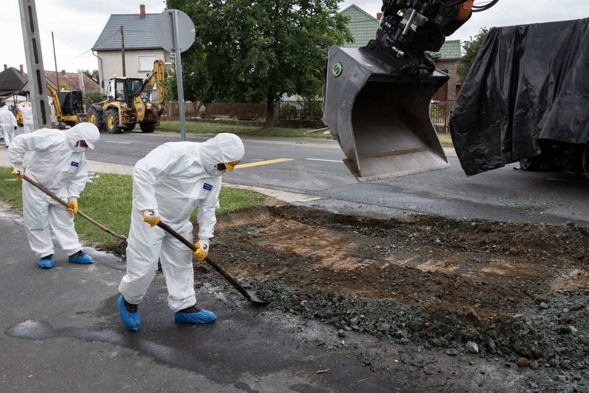 20260605 Zalaegerszeg
Zalaegerszegen megkezdték az azbeszttel szennyezett parkolók és terültetek tisztítását. A Gazdaság utcában kezdődött meg a talajcsere.
Fotó: Pezzetta Umberto pu
Zalai Hírlap