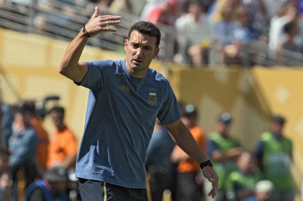 Argentina's head coach Lionel Scaloni shouts instructions to his players from the touchline during the 2026 World Cup football tournament final match between Spain and Argentina at the New York/New Jersey Stadium in East Rutherford on July 19, 2026. (Photo by JUAN MABROMATA / AFP)