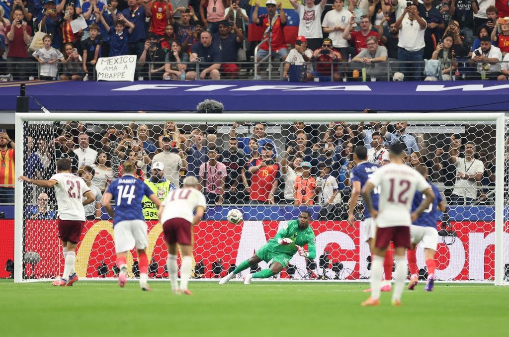 ARLINGTON, TEXAS - JULY 14: Mikel Oyarzabal #21 of Spain converts a penalty to score his team's first goal past Mike Maignan #16 of France during the FIFA World Cup 2026 Semi Final match between France and Spain at Dallas Stadium on July 14, 2026 in Arlington, Texas. Florencia Tan Jun/Getty Images/AFP (Photo by Florencia Tan Jun / GETTY IMAGES NORTH AMERICA / Getty Images via AFP)