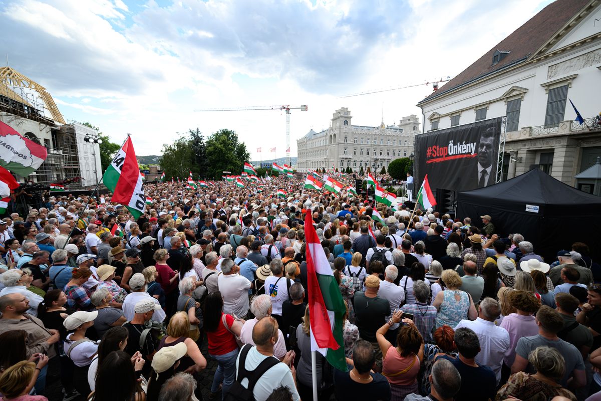 Sándor palota demonstráció
STOP önkény tüntetés