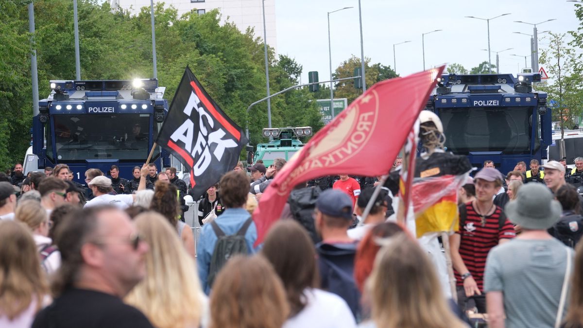 „Nem fogtok minket eltiporni!” – óriási feszültség közepette választották újra az AfD elnökeit + videó