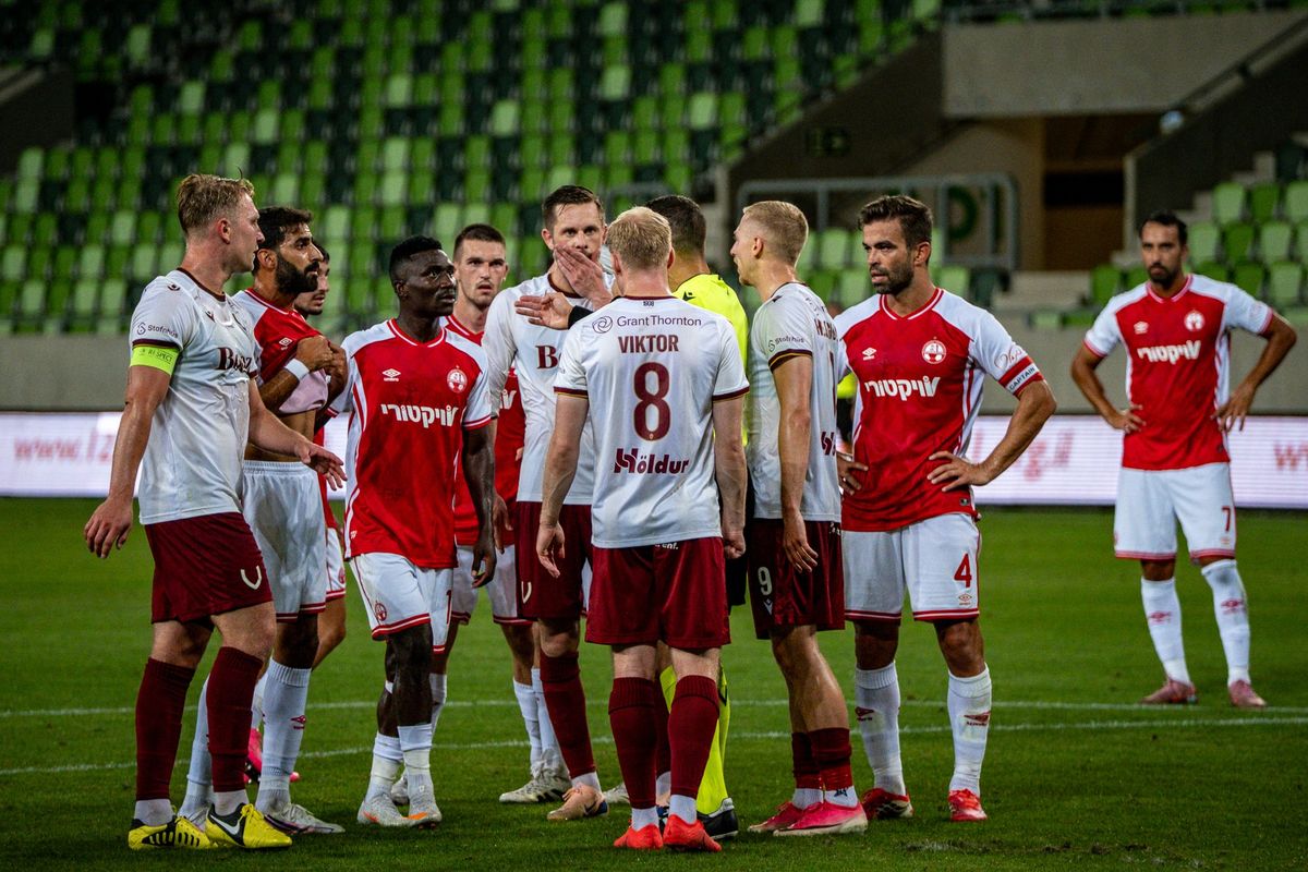 Az izlandi klub játékosai reklamálnak, amiért a VAR visszavonta a tizenegyesüket Szombathelyen a BL-ben