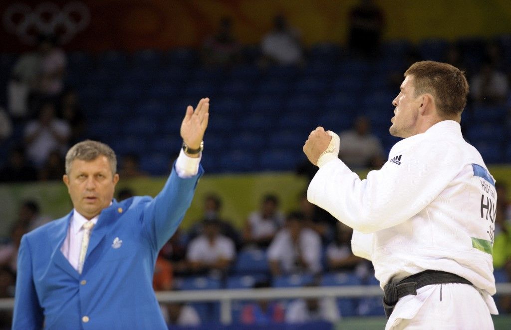 Hungary's Daniel Hadfi (R) celebrates winning against Bosnia-Herzegovina's Amel Mekic during their men's -100 kgs judo match of the 2008 Beijing Olympic Games on August 14, 2008 in Beijing.    AFP PHOTO / TOSHIFUMI KITAMURA (Photo by TOSHIFUMI KITAMURA / AFP)