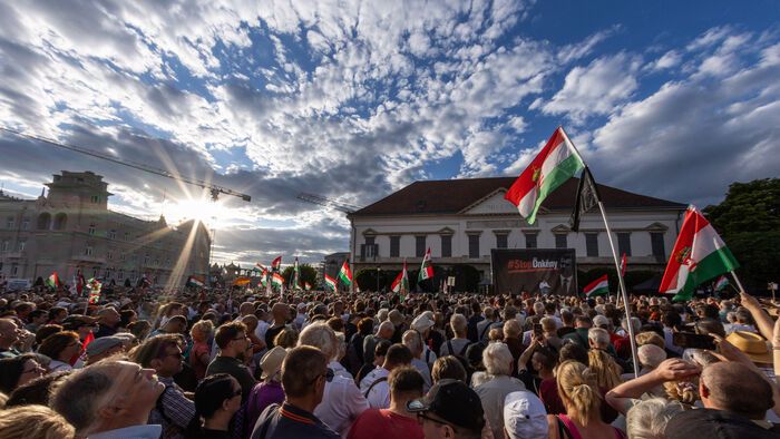 Sándor palota demonstráció
STOP önkény tüntetés