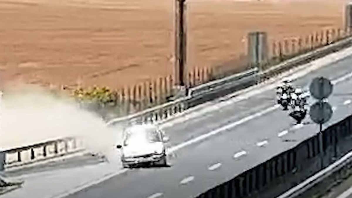 Pont a rendőrmotorosok előtt törte rommá az autóját az M30-as autópályán + videó