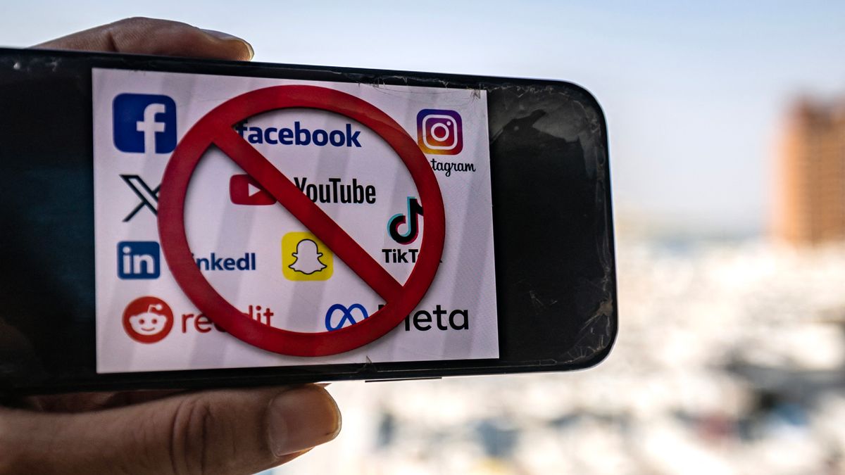 UK Considers Midnight Social Media Ban for Teenagers