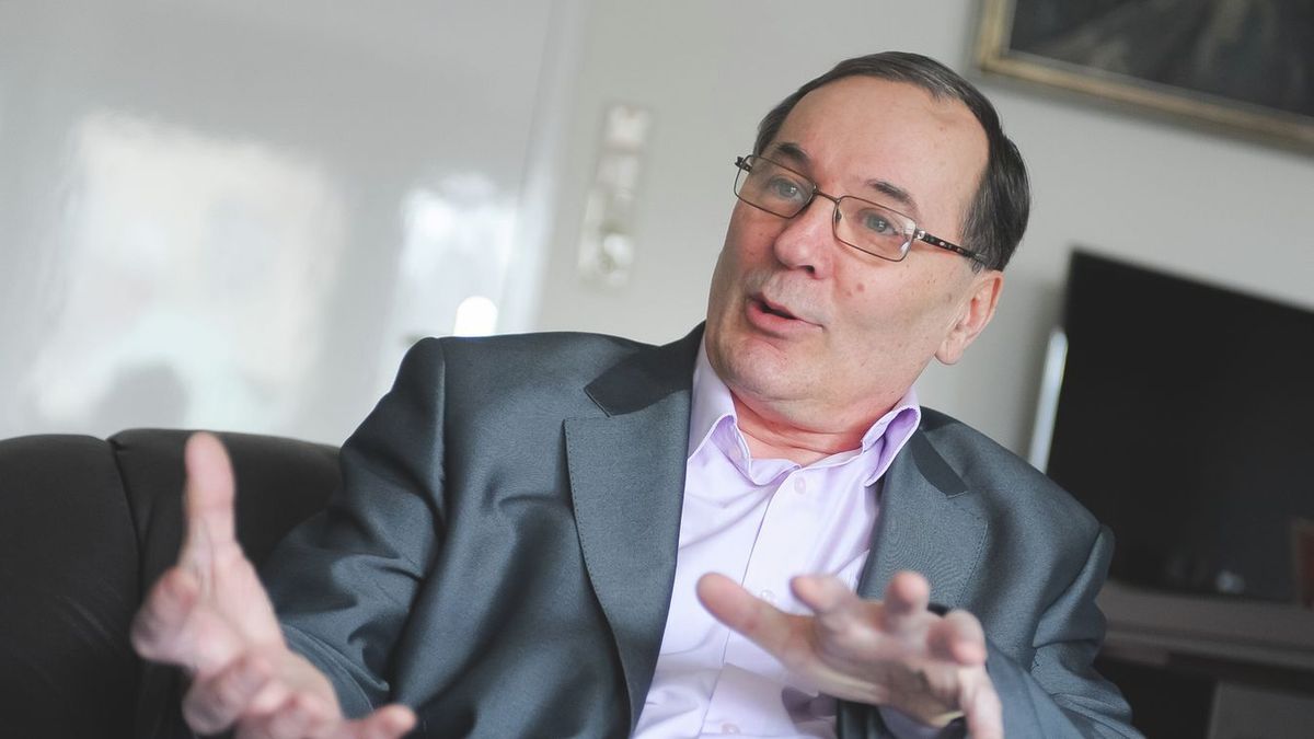 Pokol Béla szerint alkotmányos patthelyzet lehet az alaptörvény 17. módosításából