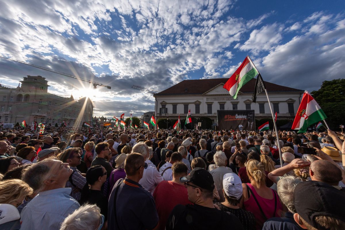 Sándor palota demonstráció
STOP önkény tüntetés