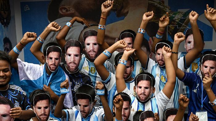 Lugas 0711
Young fans wearing masks of Argentina's footballer Lionel Messi pose for a photograph as they celebrate his birthday, in Kolkata on June 24, 2026. (Photo by Dibyangshu SARKAR / AFP)