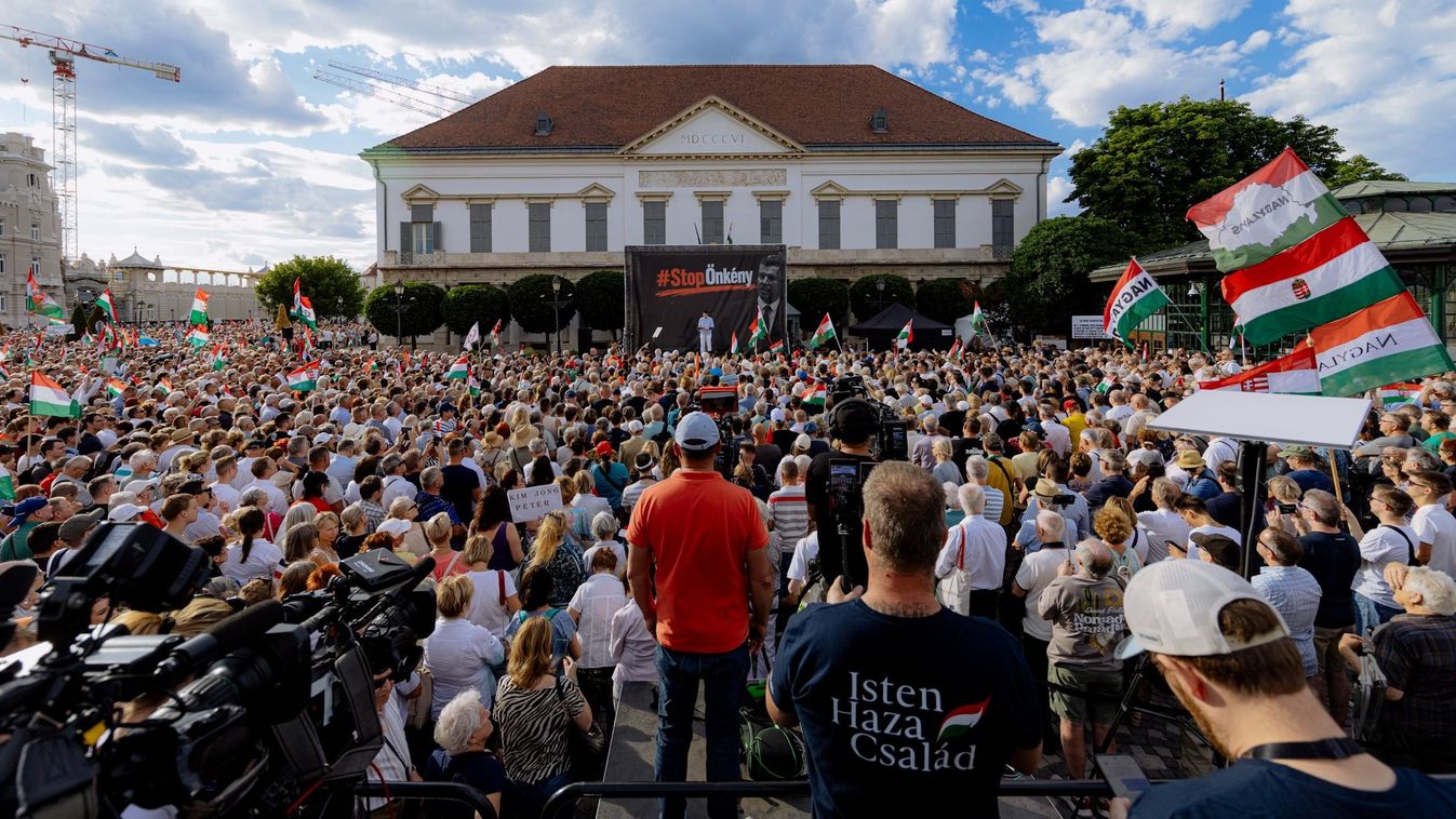 Sándor palota demonstráció
STOP önkény tüntetés