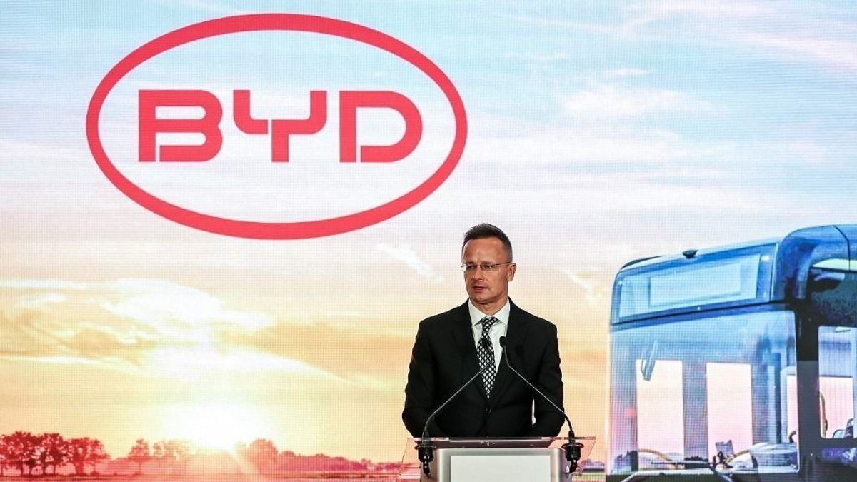 Szijjártó Reportedly Contacts Szeged Mayor Amidst Shifting Political Climate