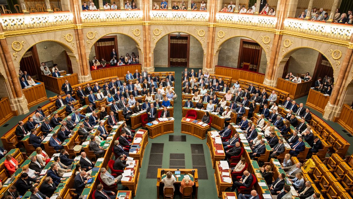 Munkában a parlament: elkezdik az alaptörvény tizenhetedik módosításának a vitáját is