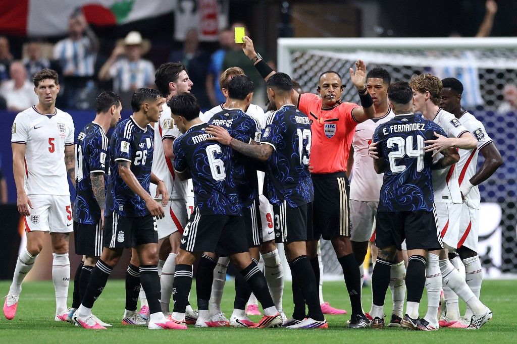 ATLANTA, GEORGIA - JULY 15: Referee Ismail Elfath shows a yellow card to Elliot Anderson #8 of England as players argue during the FIFA World Cup 2026 Semi Final match between England and Argentina at Atlanta Stadium on July 15, 2026 in Atlanta, Georgia.   Buda Mendes/Getty Images/AFP (Photo by Buda Mendes / GETTY IMAGES NORTH AMERICA / Getty Images via AFP)