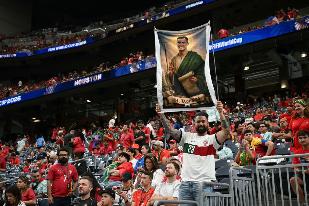Lugas 0711
A Portugal supporter poses with banner depicting Portugal's forward #07 Cristiano Ronaldo as a Saint in the tribunes prior to the 2026 World Cup Group K football match between Portugal and the Democratic Republic of Congo at the Houston Stadi