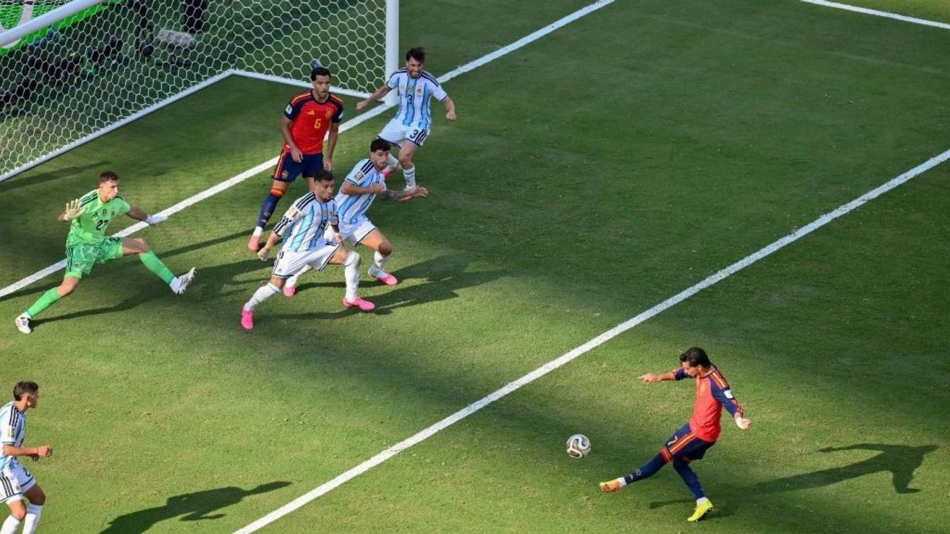 Spanyolország 2010 után a második világbajnoki fináléját is hosszabbítás után nyerte meg 1-0-ra, ezúttal Ferran Torres góljával
Spain's forward #07 Ferran Torres (R) shoots to score the 1-0 goal during the 2026 World Cup football tournament final match be