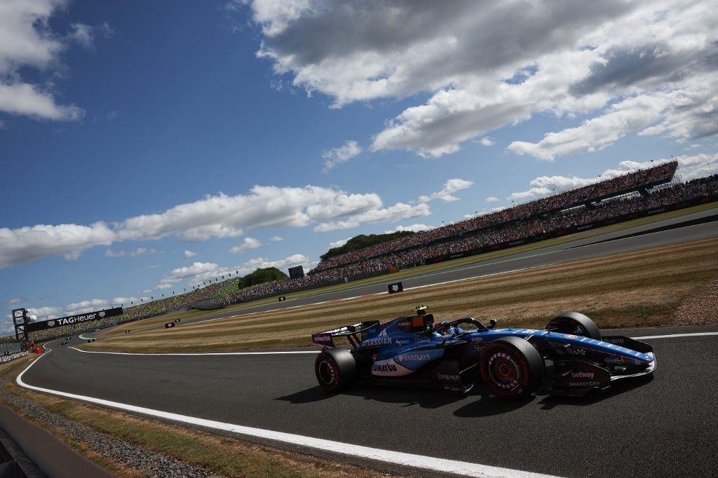 Carlos Sainz büntetést kapott Silverstone-ban