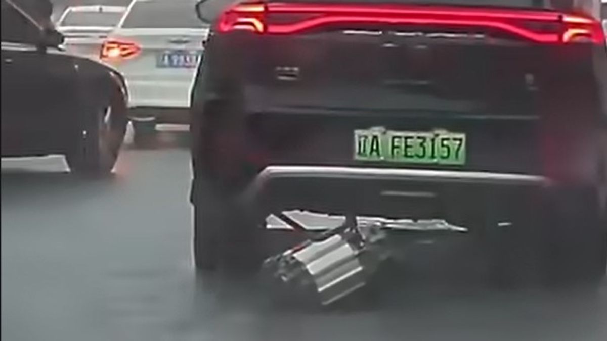 Chinese SUV manufacturer explains viral video of vehicle towing its own wheel