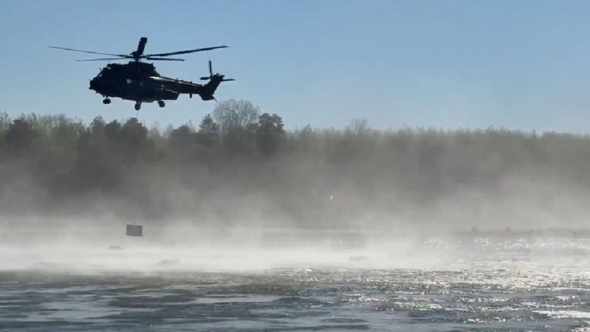 Így rakják tele betonkockával a Duna medrét Paksnál a honvédség helikopterei + videó
