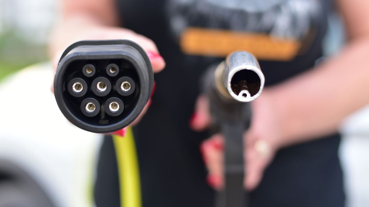 benzines vs elektromos autó
Fuel nozzle and electric car charger plug. EV vs gasoline.