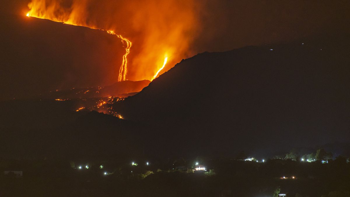 Mount Etna Eruption Strands Tourists in Catania, Sparks Political Debate