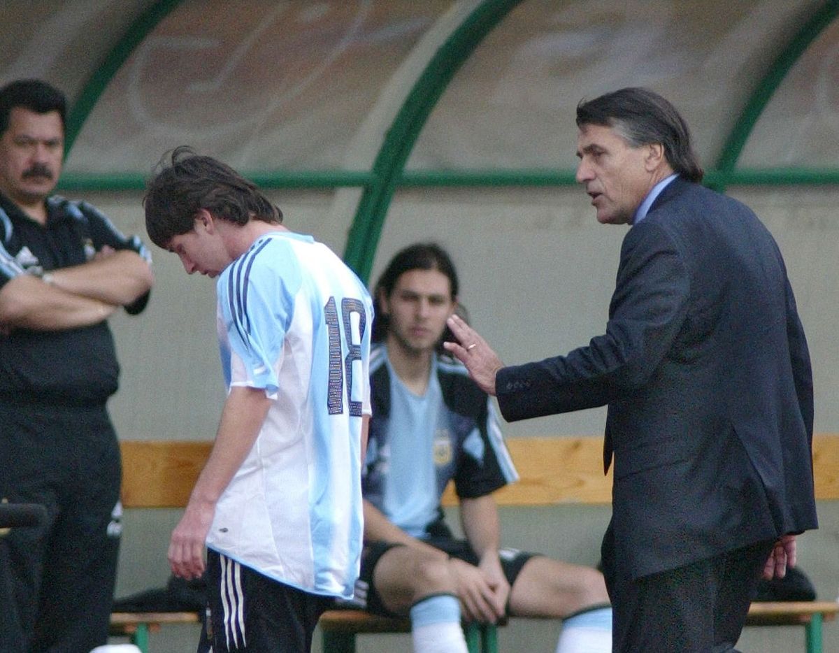 Lionel Messi a piros lapja után megy le a pályáról a régi Puskás Ferenc Stadionban Budapesten