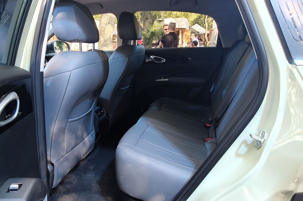 Geely E2