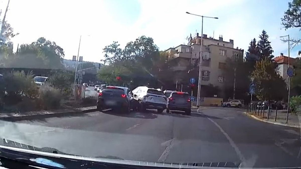 Ráhúzta a kormány a másik autóra, majd letarolta a jelzőlámpát a suzukis + videó