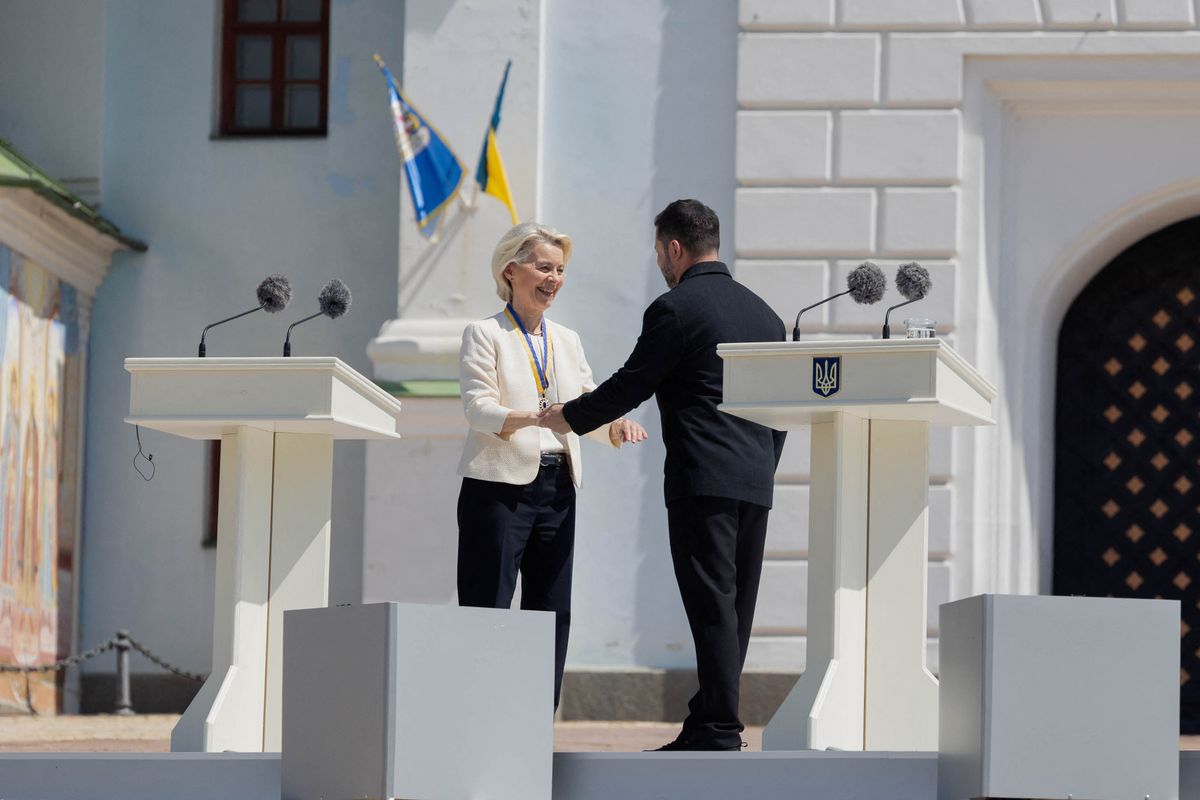 Ursula von der Leyennek komolyan el kell gondolkodnia azon, hogy kikosarazza Volodimir Zelenszkijt (Fotó: TETIANA DZHAFAROVA / AFP)