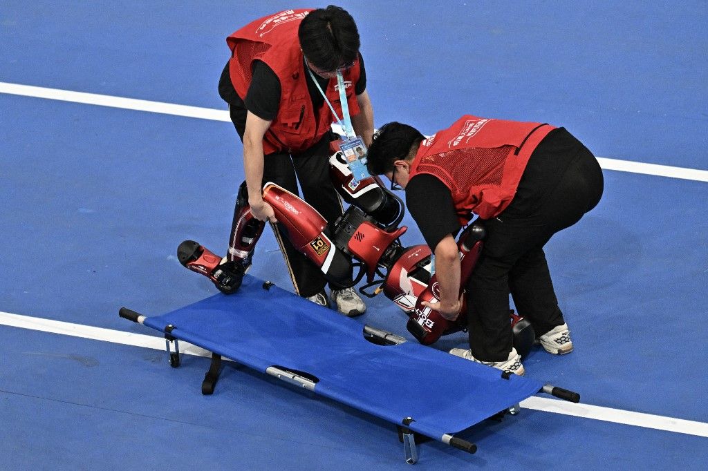Hordágyon kellett levinni az Usain Bolt világcsúcsára hajtó mindkét humanoid robotot 100 méter után