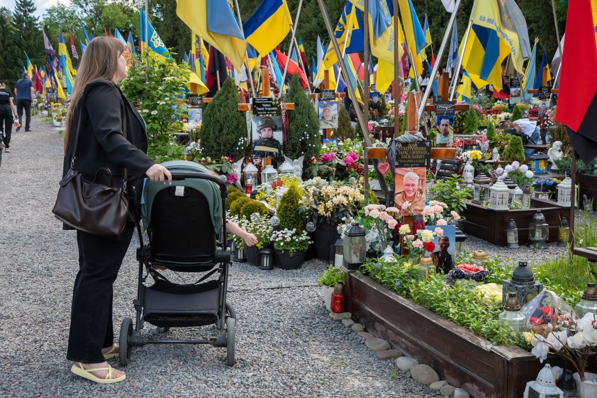 Katonasírok. Újabb kárpátaljai katonát temettek el a napokban Fotó: AFP