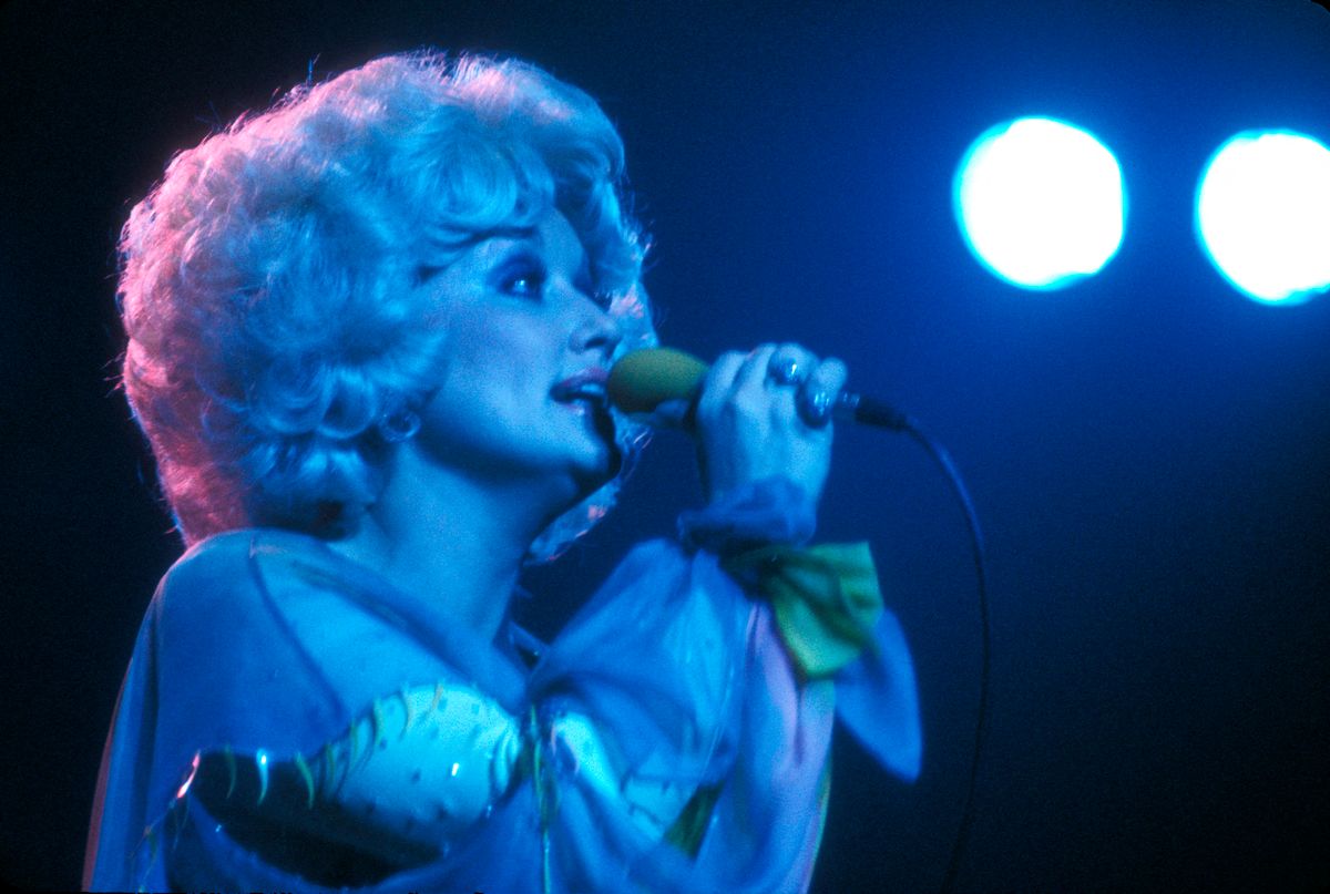 Dolly Parton (born in 1946), American singer-songwriter and musician, during a concert at the Théâtre Mogador. Paris (9th arrondissement), on November 13, 1978. (Photo by Christian Rose / Roger-Viollet via AFP)