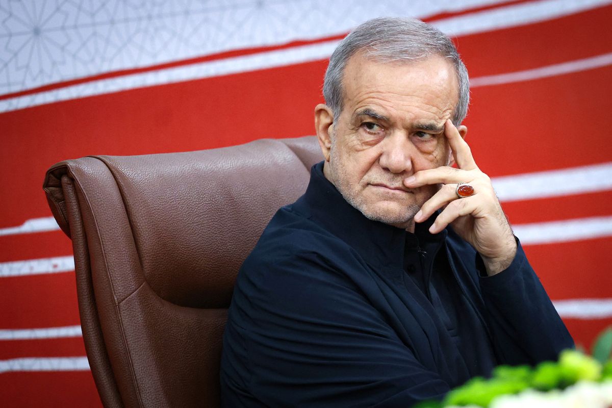 Maszúd Pezeskián iráni elnök kétségbeesett interjúban ismerte el, hogy óriási veszteségeket könyvelhet el Irán (Fotó: - / Iranian Presidential Office)